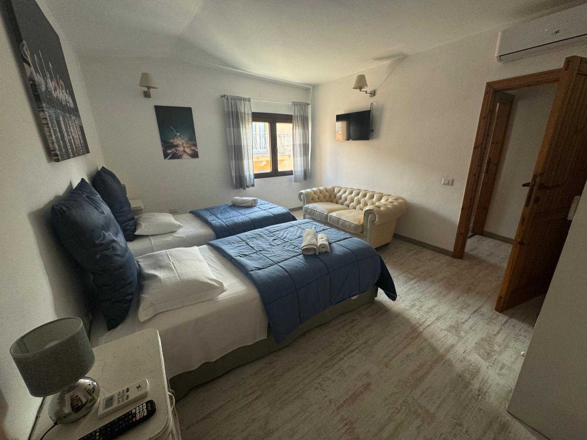 Pm 1 Via Armando Diaz Guest House ออลเบีย ภายนอก รูปภาพ
