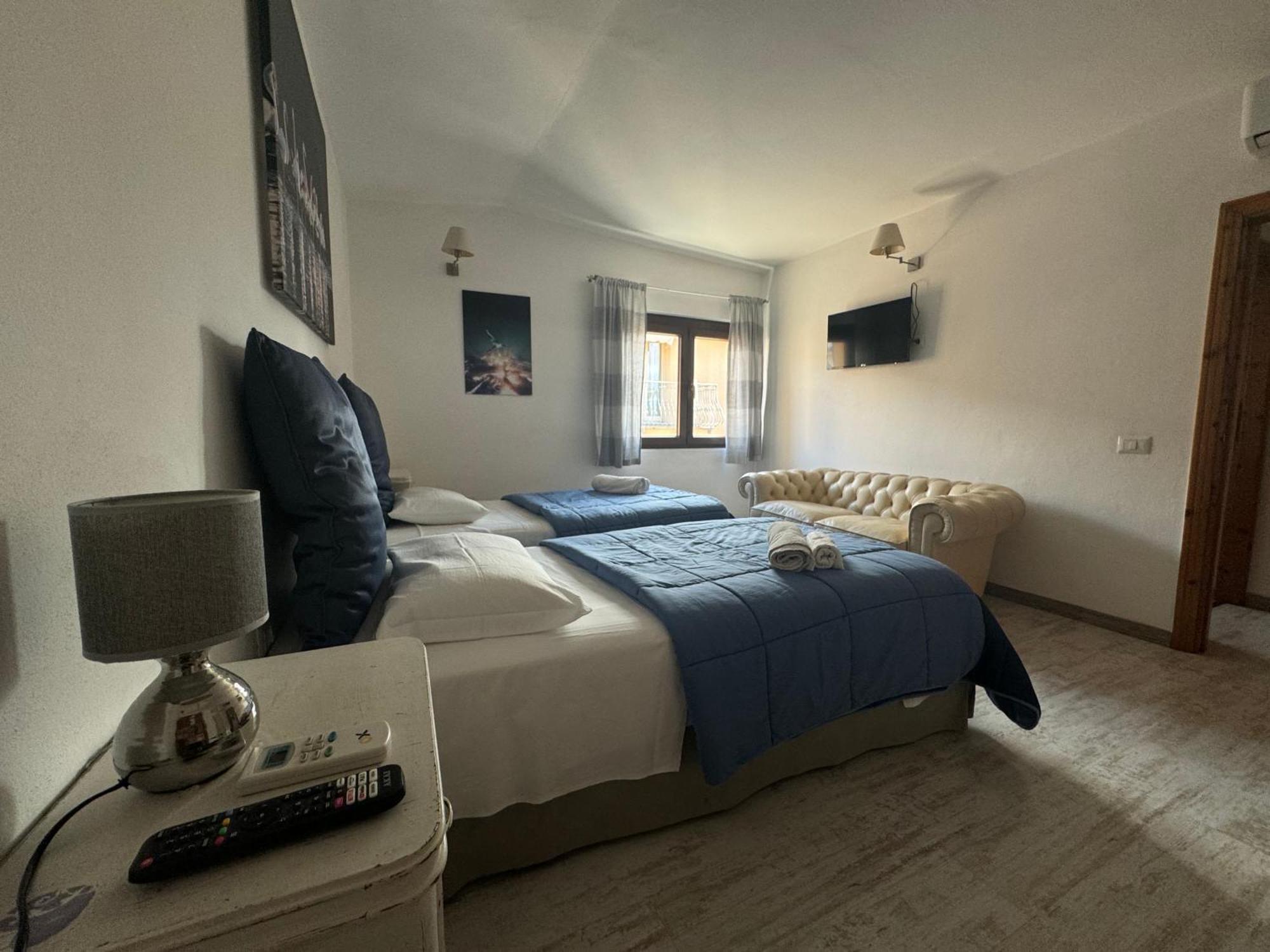 Pm 1 Via Armando Diaz Guest House ออลเบีย ภายนอก รูปภาพ